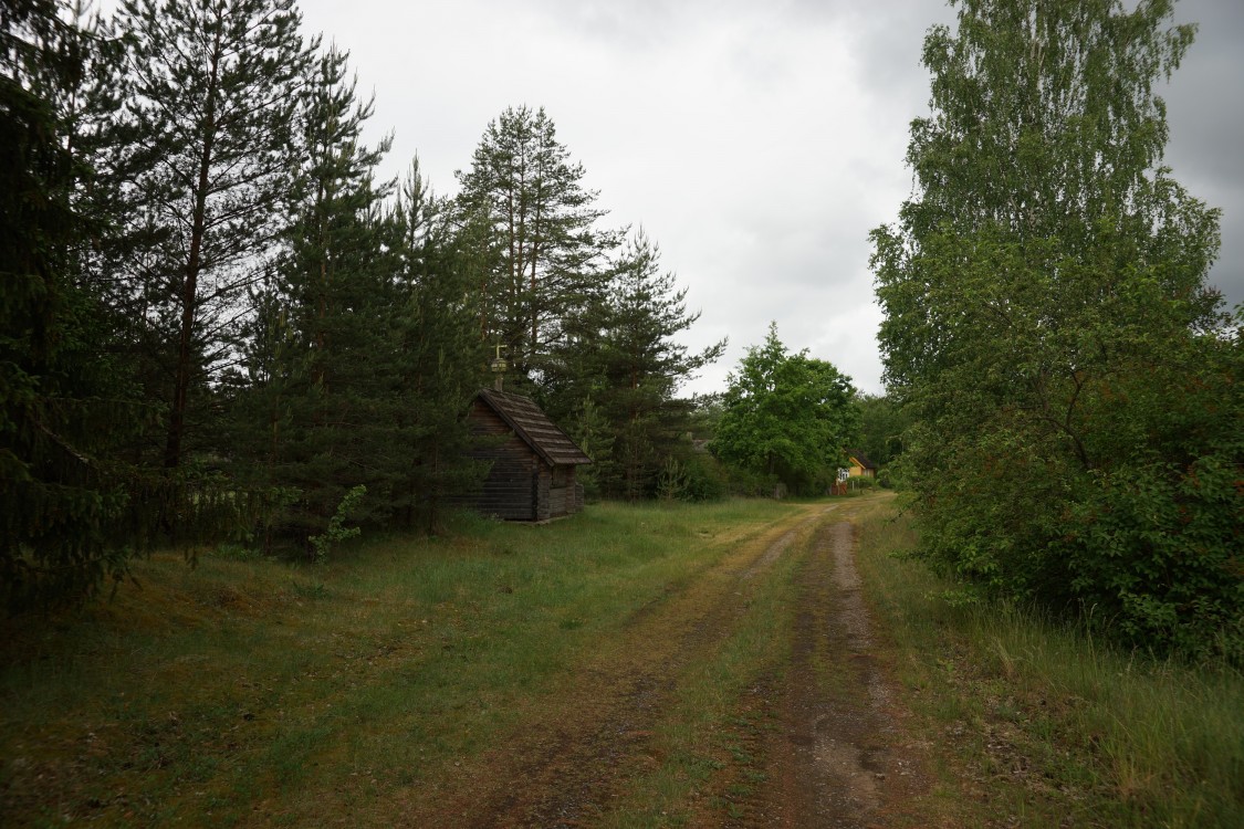 Часовня Троицы Живоначальной (новая), Вымморски (Вырумаа, Эстония). общий вид в ландшафте