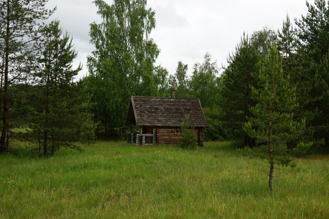Часовня Троицы Живоначальной (новая), Вымморски (Вырумаа, Эстония). общий вид в ландшафте