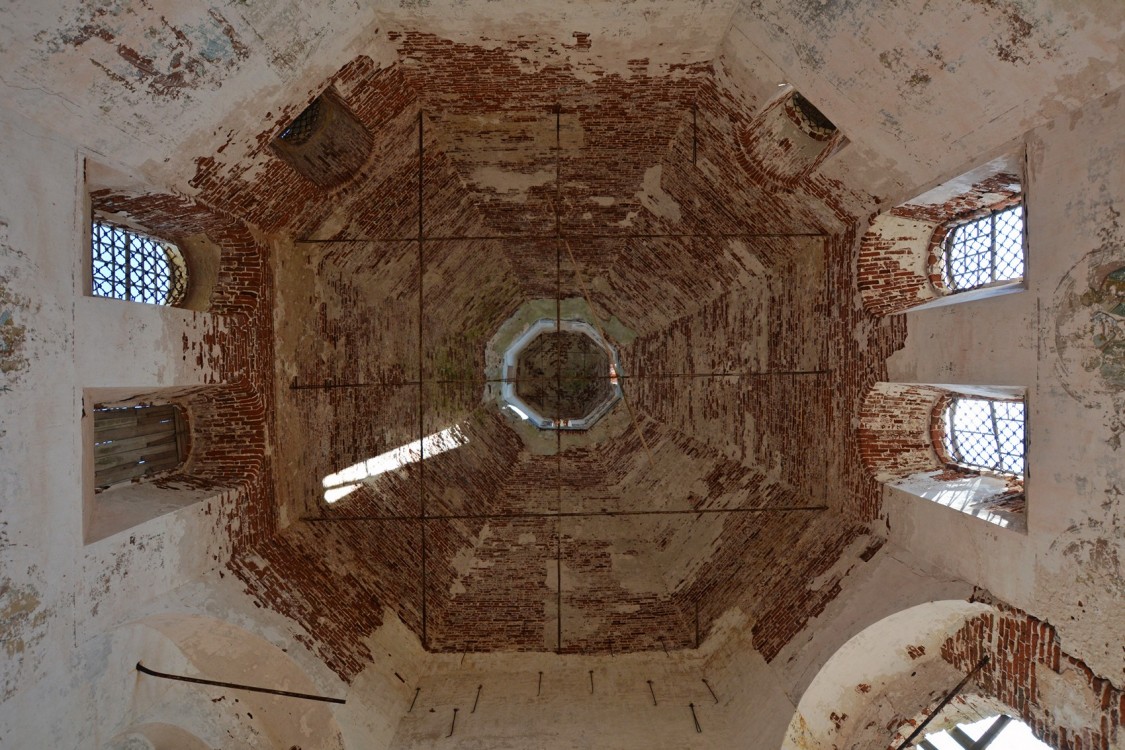 Церковь Троицы Живоначальной Киснемского Погоста, Троицкое (Вашкинский район, Вологодская область). интерьер и убранство, Подкупольное пространство основного объема