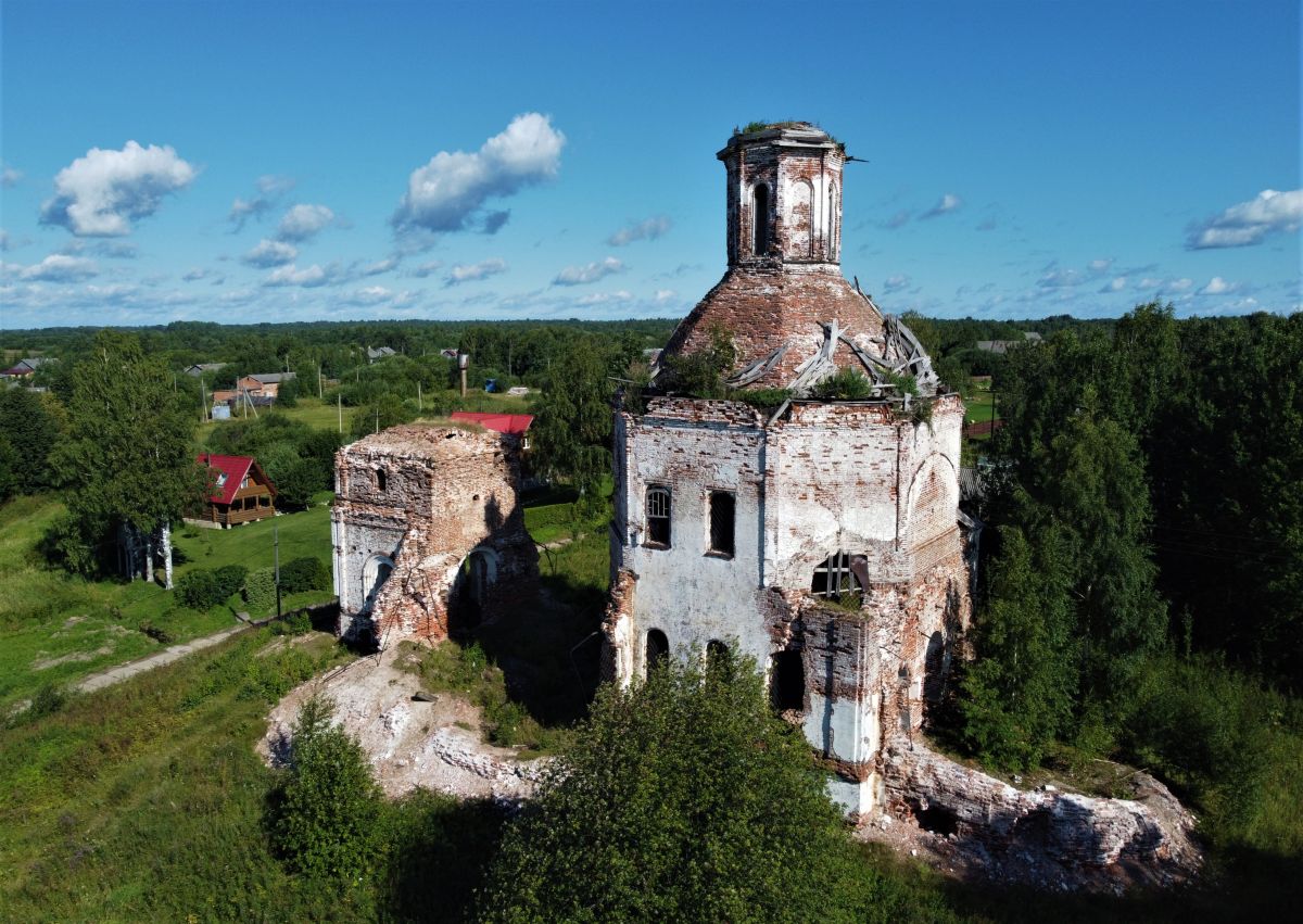 Церковь Троицы Живоначальной Киснемского Погоста, Троицкое (Вашкинский район, Вологодская область). фасады