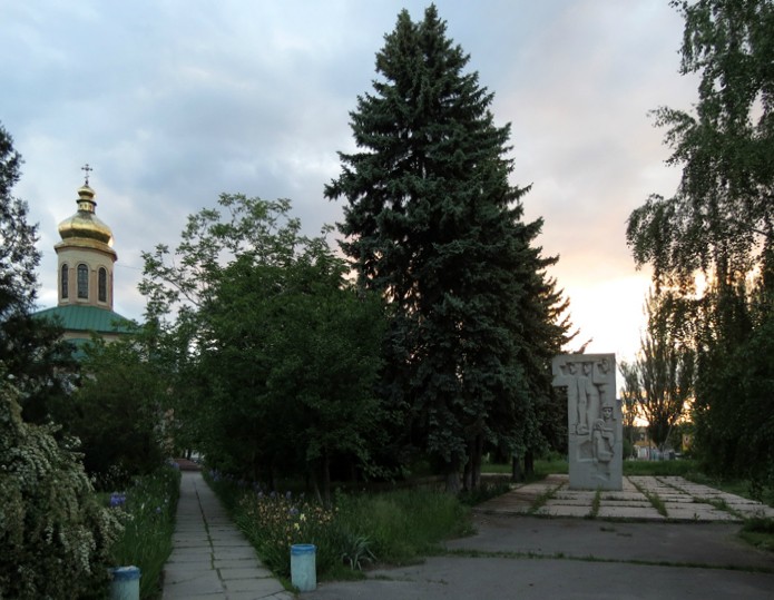 Кременчуг. Церковь Троицы Живоначальной (новая). общий вид в ландшафте