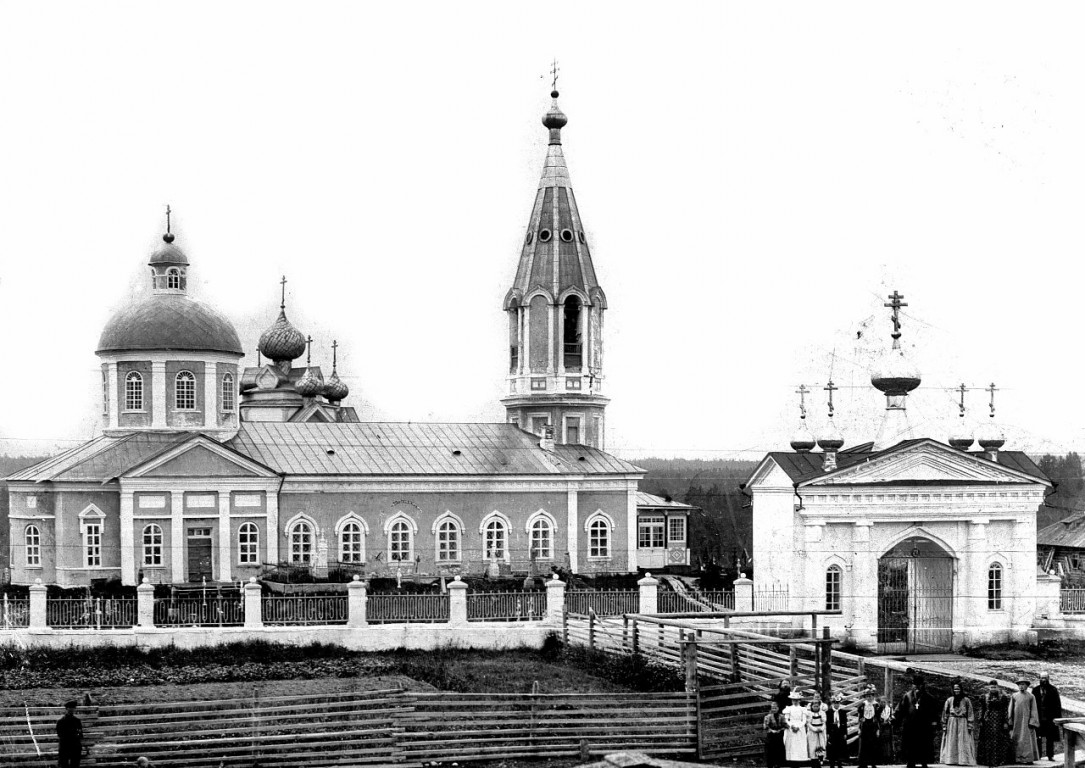 Девятины. Церковь Воскресения Христова. архивная фотография, 1884—1909 год фото с сайта https://pastvu.com/p/338806 на На заднем плане храм во имя Успения Божией Матери (не сохранилась)