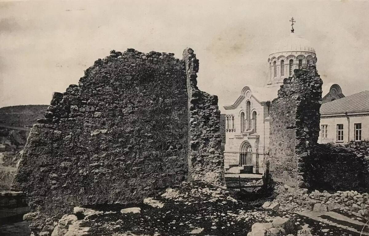 Церковь Николая Чудотворца, Инкерман (Балаклавский район, г. Севастополь). архивная фотография, Церковь Св. Николая рядом с развалинами башни генуэзской крепости Каламита. Фото нач. ХХ века. Фотограф А. Д. Ермаков, фототипия Отто Ренар.