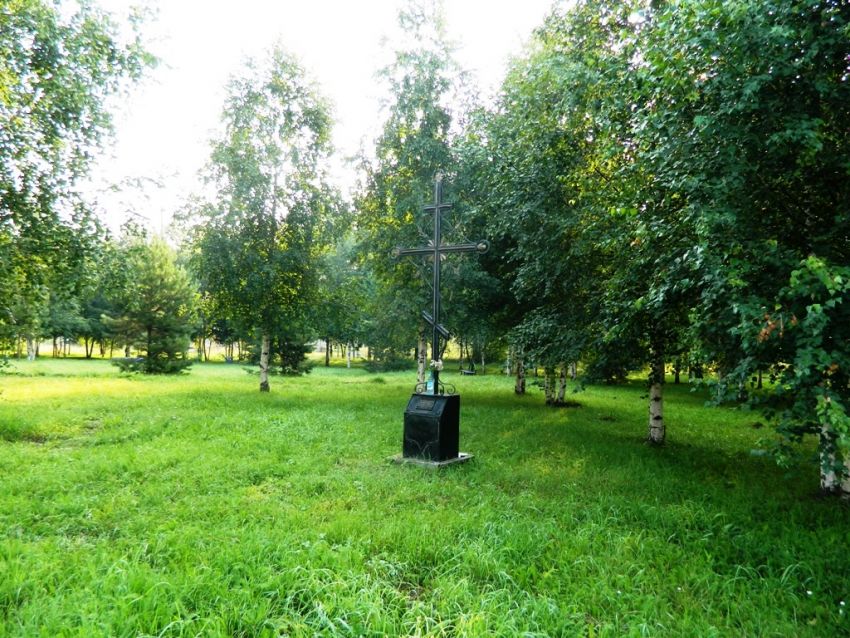 Церковь Петра и Павла, Колпашево (Колпашевский район, Томская область). фасады, Поклонный крест на месте Петропавловской церкви