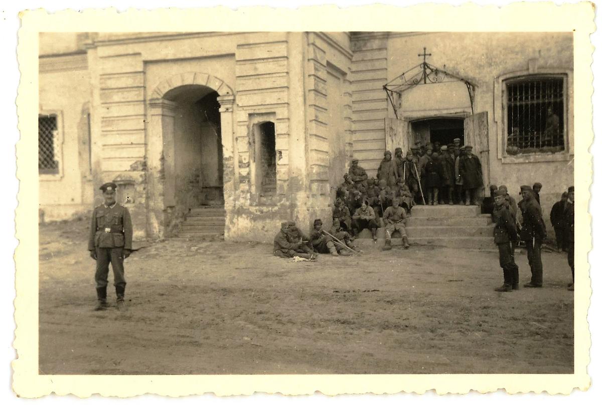 У входа в храм. Фото 1942 г. с аукциона e-bay.de, архивная фотография. Церковь Смоленской иконы Божией Матери, Дорогобуж (Дорогобужский район, Смоленская область)