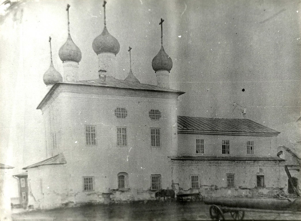 Церковь Входа Господня в Иерусалим, Каргополь (Каргопольский район, Архангельская область). архивная фотография, Вид на церковь с северной стороны, от Предтеченской церкви. Фотография конца 19-начала 20 века. https://vk.com/photo-91796839_360935447