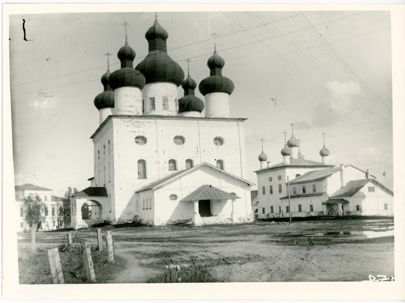 Предтеченская (слева) и Входоиерусалимская (справа) церкви на Соборной площади г. Каргополя. 1920-е гг. goskatalog.ru, архивная фотография. Церковь Входа Господня в Иерусалим, Каргополь (Каргопольский район, Архангельская область)