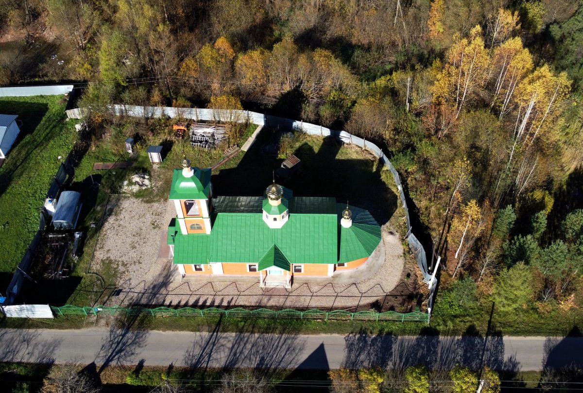 Церковь Новомучеников и исповедников Церкви Русской, Бурмакино, посёлок станции (Некрасовский район, Ярославская область). общий вид в ландшафте