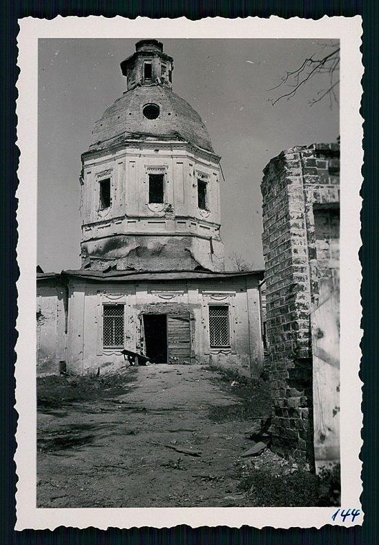 Фрагмент бокового фасада. Фото 1941 г. с аукциона e-bay.de, архивная фотография. Церковь Николая Чудотворца (старая), Новоржев (Новоржевский район, Псковская область)