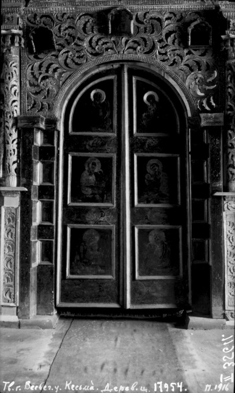 Церковь Троицы Живоначальной (старая), Кесьма (Весьегонский район, Тверская область). архивная фотография, Интерьер. Царские Врата. Фото Покрышкина П. П. 1916 г. ИИМК РАН