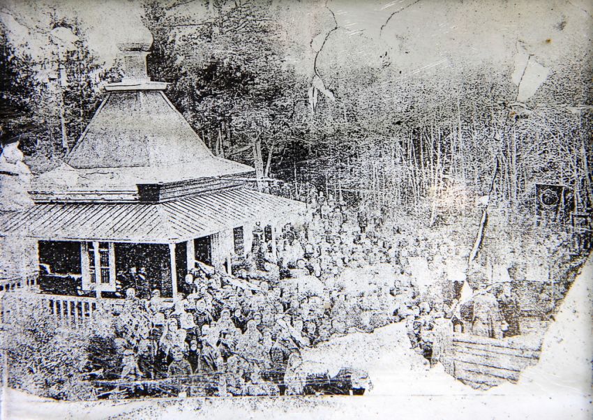 Неизвестная часовня, Климковка (Белохолуницкий район, Кировская область). архивная фотография, Архивная фотография на памятном кресте на месте бывшей часовни.