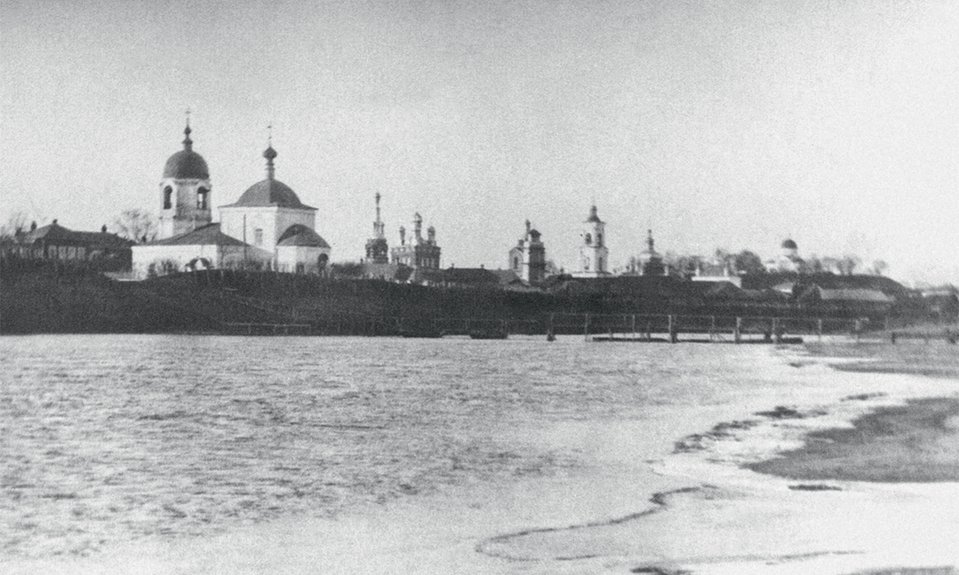 Никольская церковь слева. Справа от неё - Милостиво-Богородицкий монастырь, Дмитриевский собор и Вознесенская церковь. Начало XX в., архивная фотография. Церковь Николая Чудотворца, Кадом (Кадомский район, Рязанская область)