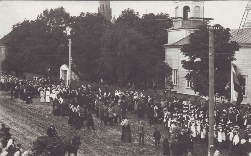 Вильянди (Viljandi). Церковь Иоанна Предтечи. архивная фотография, Источник: http://www.vanakraam.ee/s2/1092_1590_s_g_Rahvahulk_Viljandi_oigeusu_kiriku_ees_Vaksali_tana_du85a.jpg