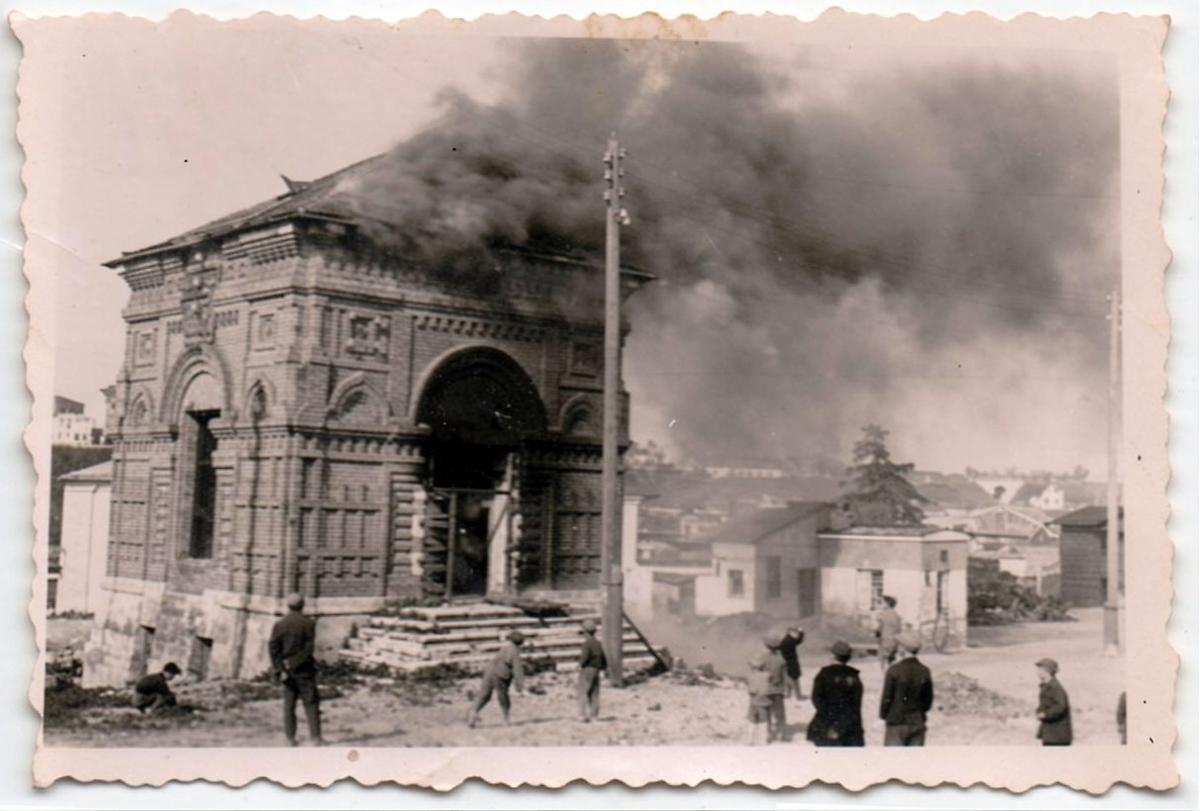 Часовня в ограде Преображенской церкви. Фото 1941 г. с аукциона e-bay.de, архивная фотография. Церковь Преображения Господня, Ржев (Ржевский район и г. Ржев, Тверская область)