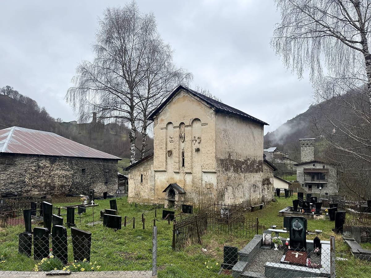 Вид с юго-запада, общий вид в ландшафте. Церковь Георгия Победоносца, Накипари (Ипари) (Самегрело и Земо-Сванети, Грузия)