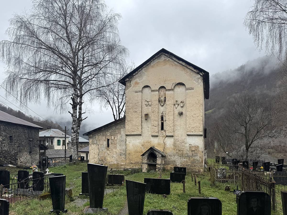 Вид с запада, фасады. Церковь Георгия Победоносца, Накипари (Ипари) (Самегрело и Земо-Сванети, Грузия)
