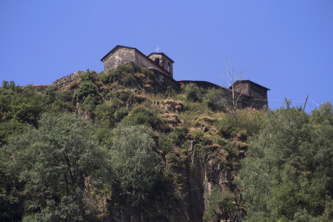 Хе. Церковь Кирика и Иулитты. общий вид в ландшафте, Храм возведен на высокой горе