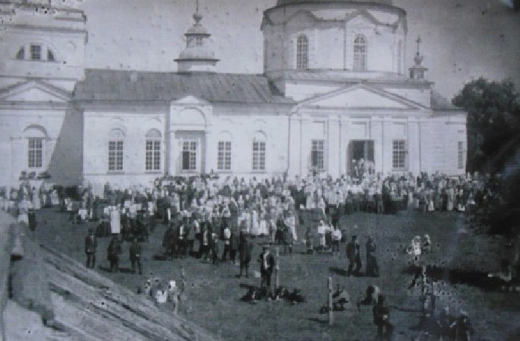 Церковь Николая Чудотворца, Чадрома (Устьянский район, Архангельская область). архивная фотография, Празднование дня Святой Троицы у Николаевского храма. Фото В.С. Воронова и А.Н. Топорнина, 23 июня 1929 г. Единственная сохранившаяся фотография храма с колокольней. Источник: Государственный исторический музей, 1929 г.