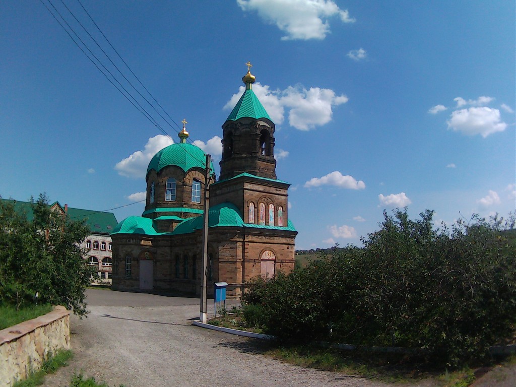 Церковь Алексия, человека Божия, Бугаевка (Перевальский район, Украина, Луганская область). фасады