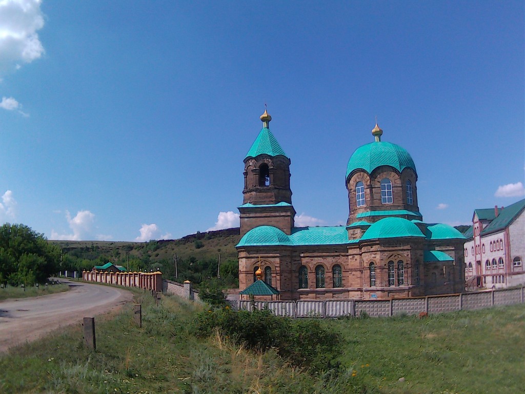 Церковь Алексия, человека Божия, Бугаевка (Перевальский район, Украина, Луганская область). фасады