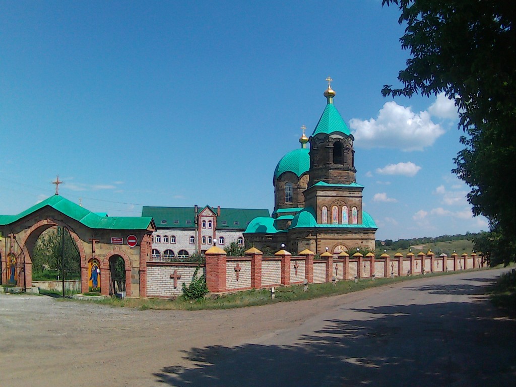 Церковь Алексия, человека Божия, Бугаевка (Перевальский район, Украина, Луганская область). общий вид в ландшафте