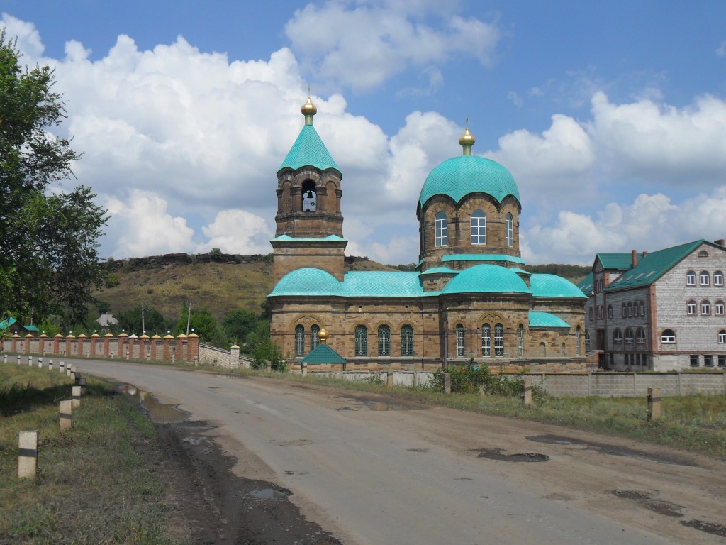 Церковь Алексия, человека Божия, Бугаевка (Перевальский район, Украина, Луганская область). фасады