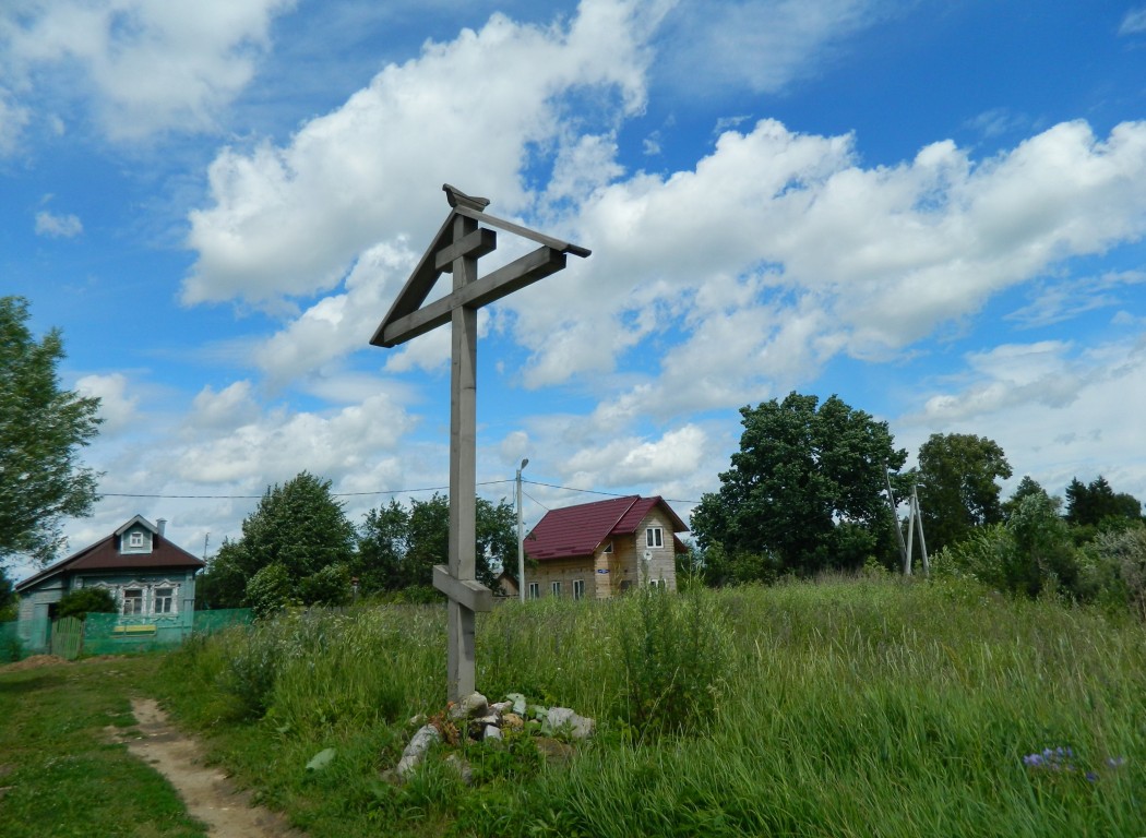 Часовня Преображения Господня, Спас-Коркодино (Клинский городской округ, Московская область). дополнительная информация, Поклонный крест на месте, где стояла предыдущая церковь 