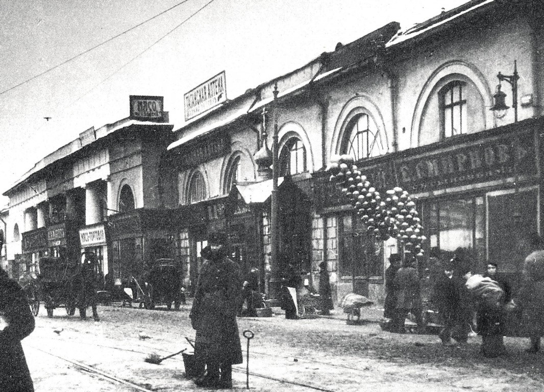 Таганский. Часовня Николая Чудотворца Покровского монастыря на Верхней Таганской площади в здании городских торговых рядов. архивная фотография, Фото из журнала 