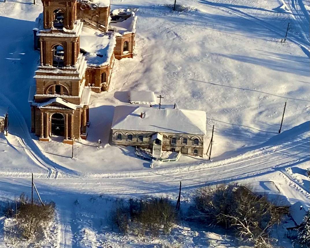 Рядом с Богородецким храмом, вид с запада, фасады. Молельный дом Иоакима и Анны, Белая (Фалёнский район, Кировская область)