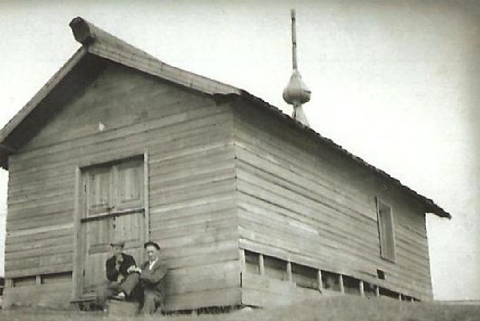 Часовня Николая Чудотворца и Илии Пророка, Городок (Виноградовский район, Архангельская область). архивная фотография, Вид часовни с запада, снимок середины 20 века. Из краеведческого издания. 