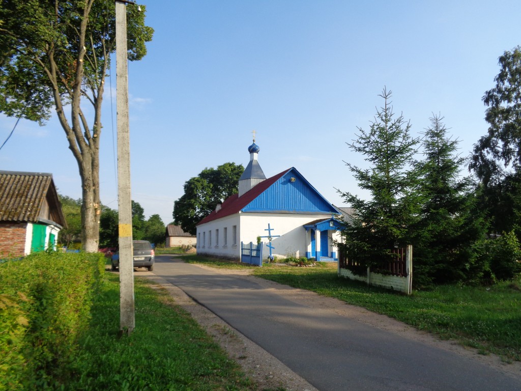 Янушковичи. Церковь Рождества Пресвятой Богородицы. общий вид в ландшафте