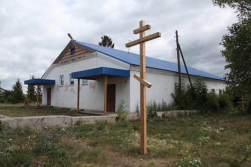 Церковь Рождества Христова, Арсинский (Нагайбакский район, Челябинская область). фасады, Крест и сельский клуб на месте разобранной в 1950-ых годах церкви