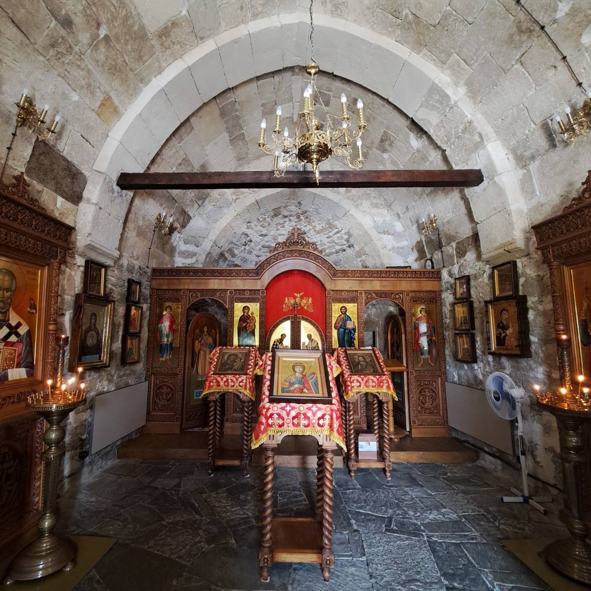 Интерьер церкви. Снято от входных дверей. , интерьер и убранство. Церковь Георгия Победоносца, Феодосия (Феодосия, город, Республика Крым)