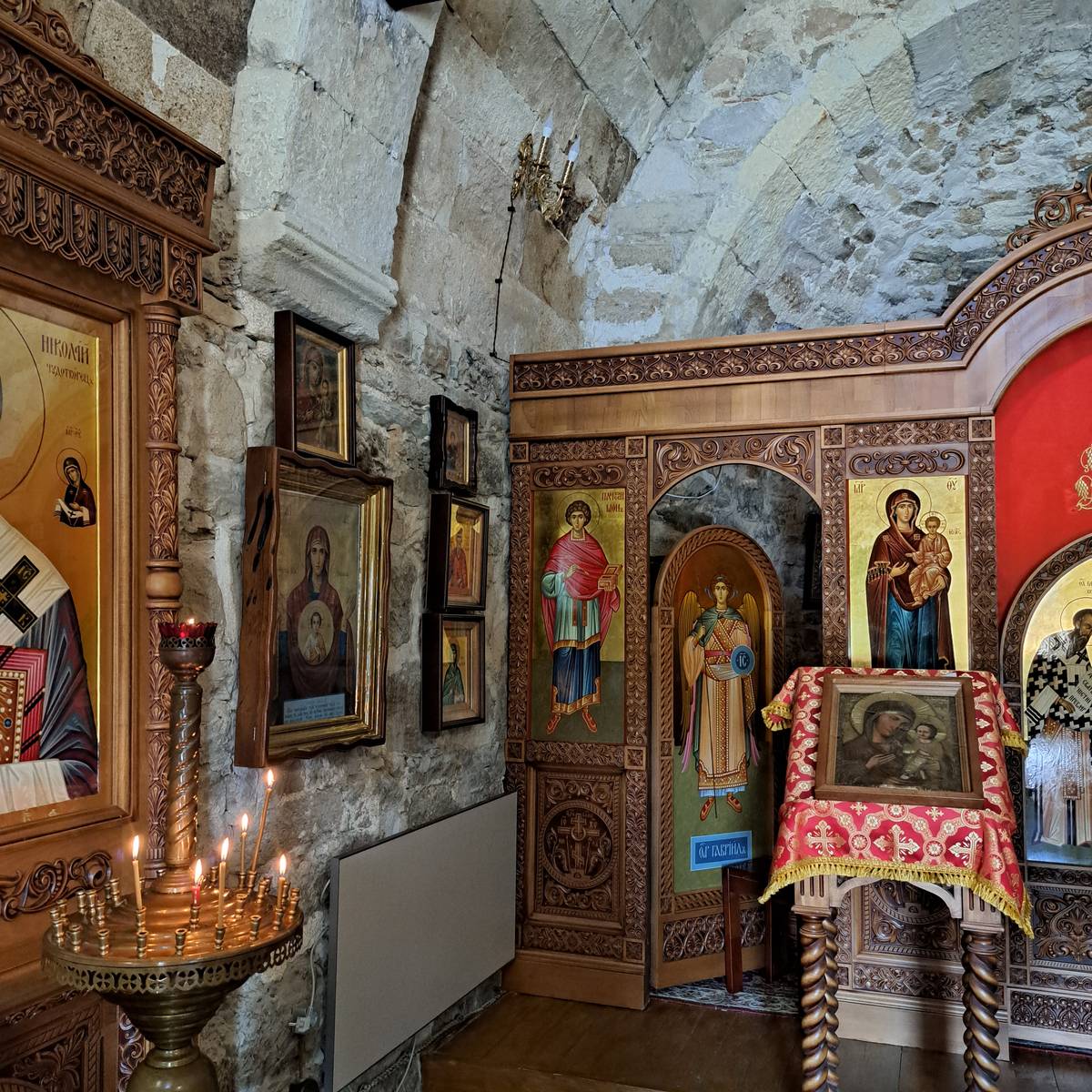 Интерьер. Северные диаконские двери иконостаса. , интерьер и убранство. Церковь Георгия Победоносца, Феодосия (Феодосия, город, Республика Крым)