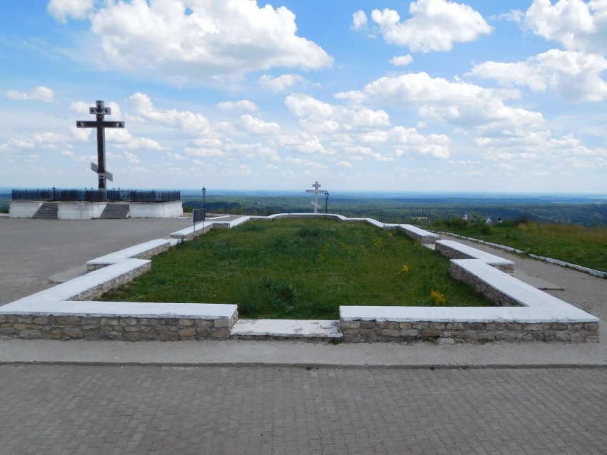 Николаевский Белогорский монастырь. Церковь Иверской иконы Божией Матери, Белая Гора (Кунгурский район и г. Кунгур, Пермский край). фасады, Фундамент Иверской церкви, восстановленный в 2009 году.