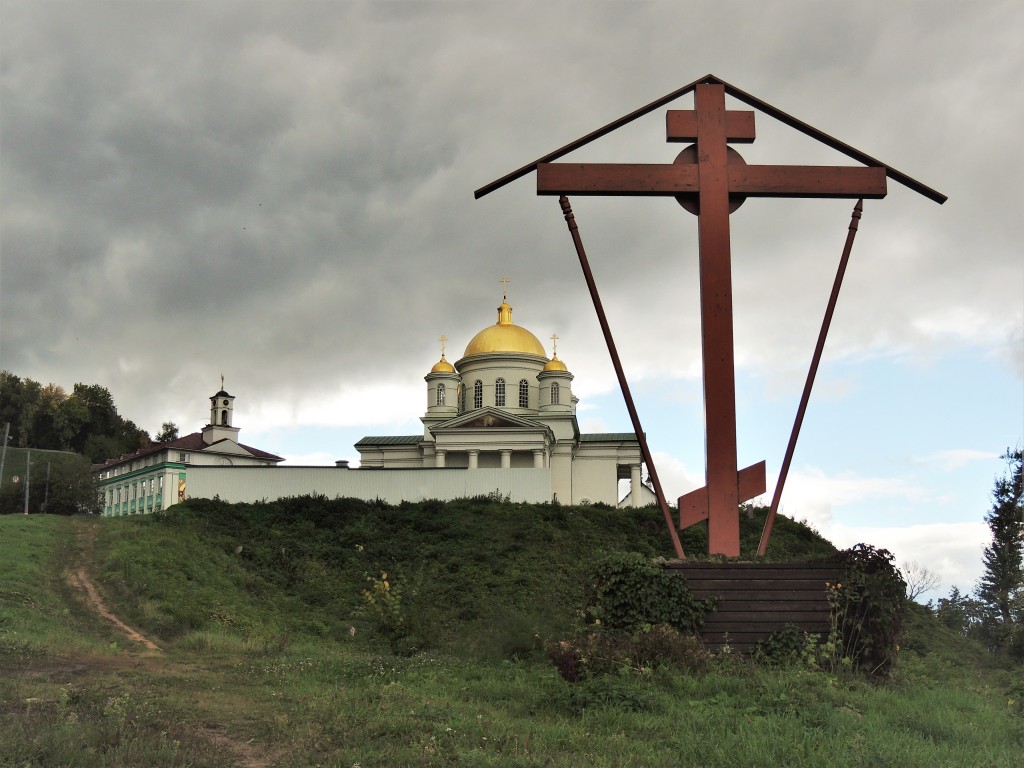 Нижегородский район. Благовещенский монастырь. Часовня Алексия, митрополита Московского (старая). фасады, Поклонный крест на месте разрушенной каменной Алексиевской часовни