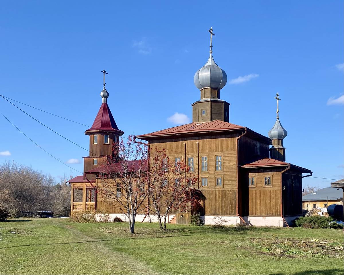 Церковь Николая Чудотворца, Залесово (Залесовский район, Алтайский край). фасады, Вид от калитки