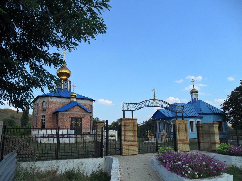 Церковь Захарии и Елисаветы, Ящиково (Перевальский район, Украина, Луганская область). общий вид в ландшафте, справа крестильный храм