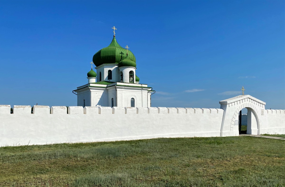 Церковь Николая Чудотворца, Николаевка (Варненский район, Челябинская область). дополнительная информация, Церковь и ворота крепости, вид с северо-запада