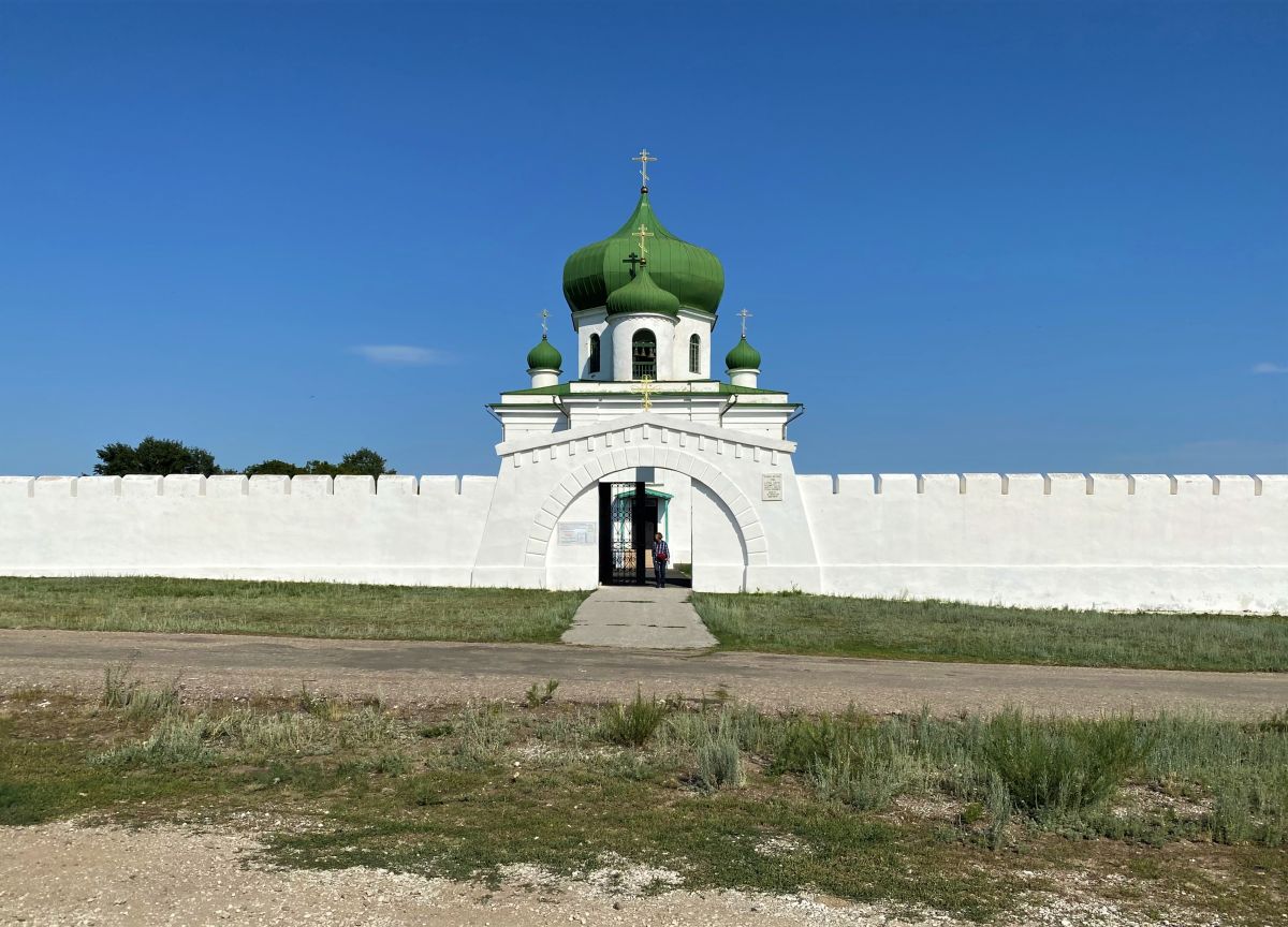 Церковь Николая Чудотворца, Николаевка (Варненский район, Челябинская область). дополнительная информация, Церковь и ворота крепости, вид с запада