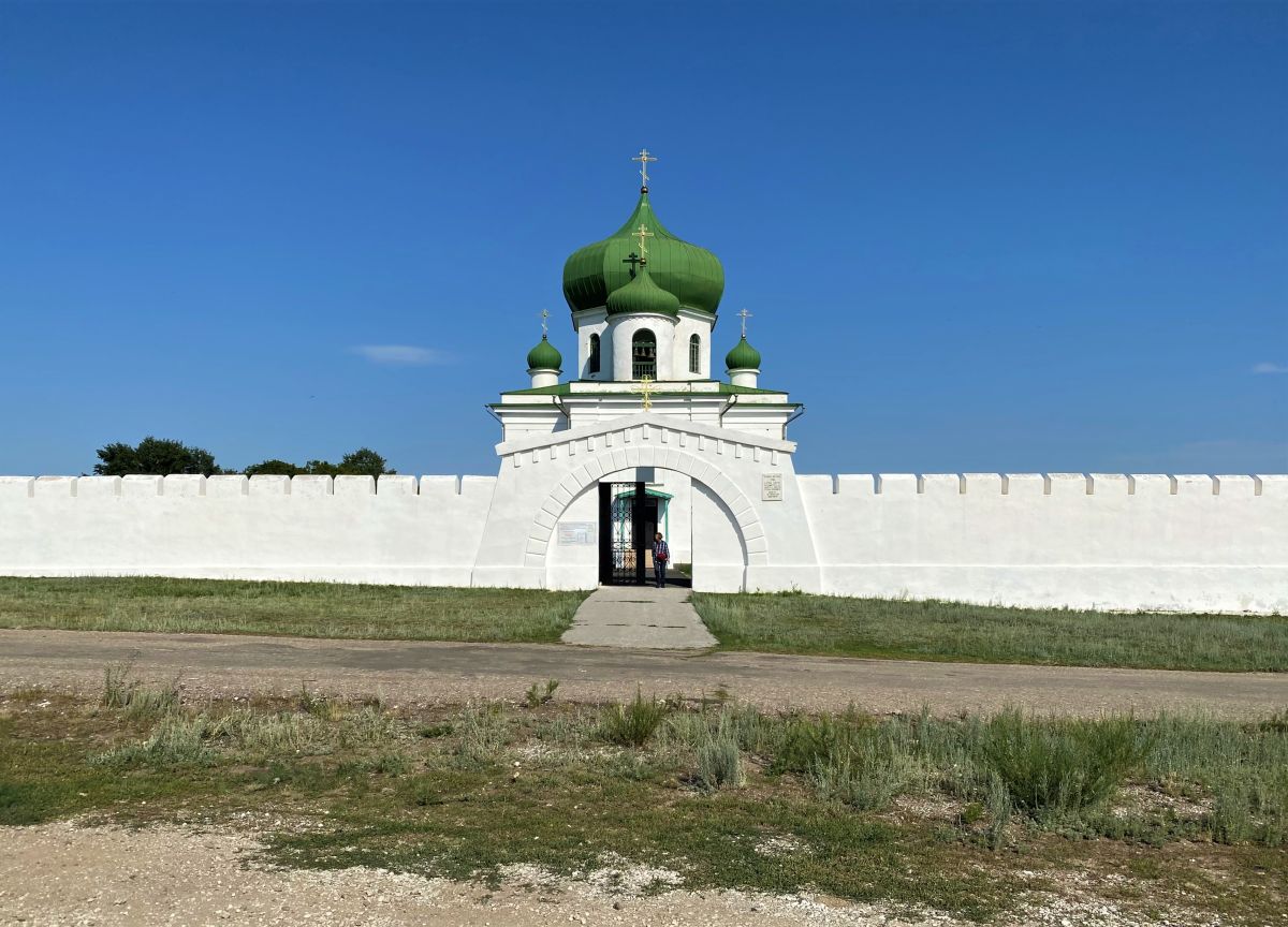 Николаевка. Церковь Николая Чудотворца. дополнительная информация, Церковь и ворота крепости, вид с запада