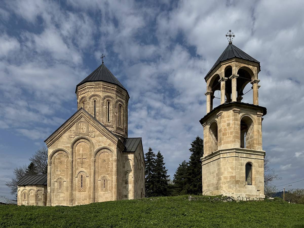 Вид с востока, фасады. Собор Николая Чудотворца, Никорцминда (Рача-Лечхуми и Квемо-Сванети, Грузия)