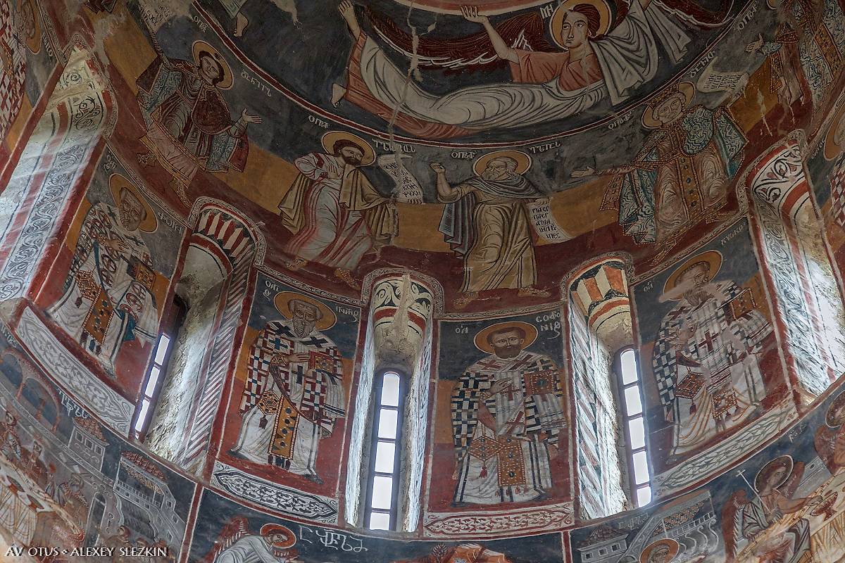 интерьер и убранство. Собор Николая Чудотворца, Никорцминда (Рача-Лечхуми и Квемо-Сванети, Грузия)