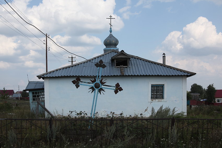 Еленинка. Церковь Николая Чудотворца. фасады, Крест перед западным фасадом
