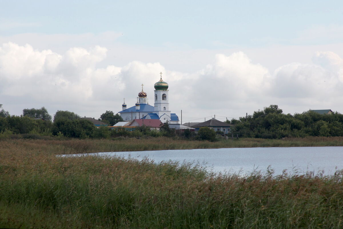 Церковь Михаила Архангела, Мордвиновка (Увельский район, Челябинская область). общий вид в ландшафте, Вид с берега озера