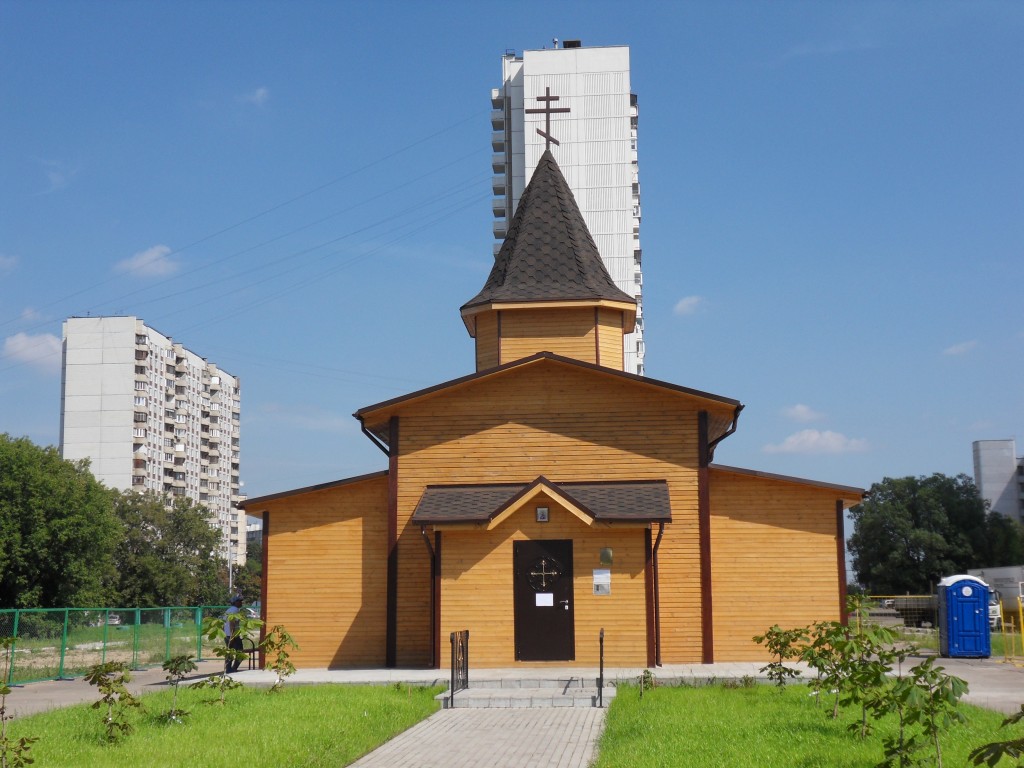 Выхино-Жулебино. Церковь Покрова Пресвятой Богородицы в Выхине (временная). фасады