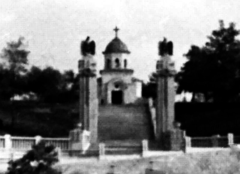 Неизвестная часовня на военном кладбище («Кладбище Героев»), Кишинёв (Кишинёв, Молдова). архивная фотография, фото с сайта http://oldchisinau.com/kladbishha-cerkvi-sinagogi/starye-cerkvi-kishinyova/snesyonnye-cerkvi/chasovnya-na-voennom-kladbishhe-kladbishhe/chasovnya-voennogo-kladbishha-fotografi/?pid=4528