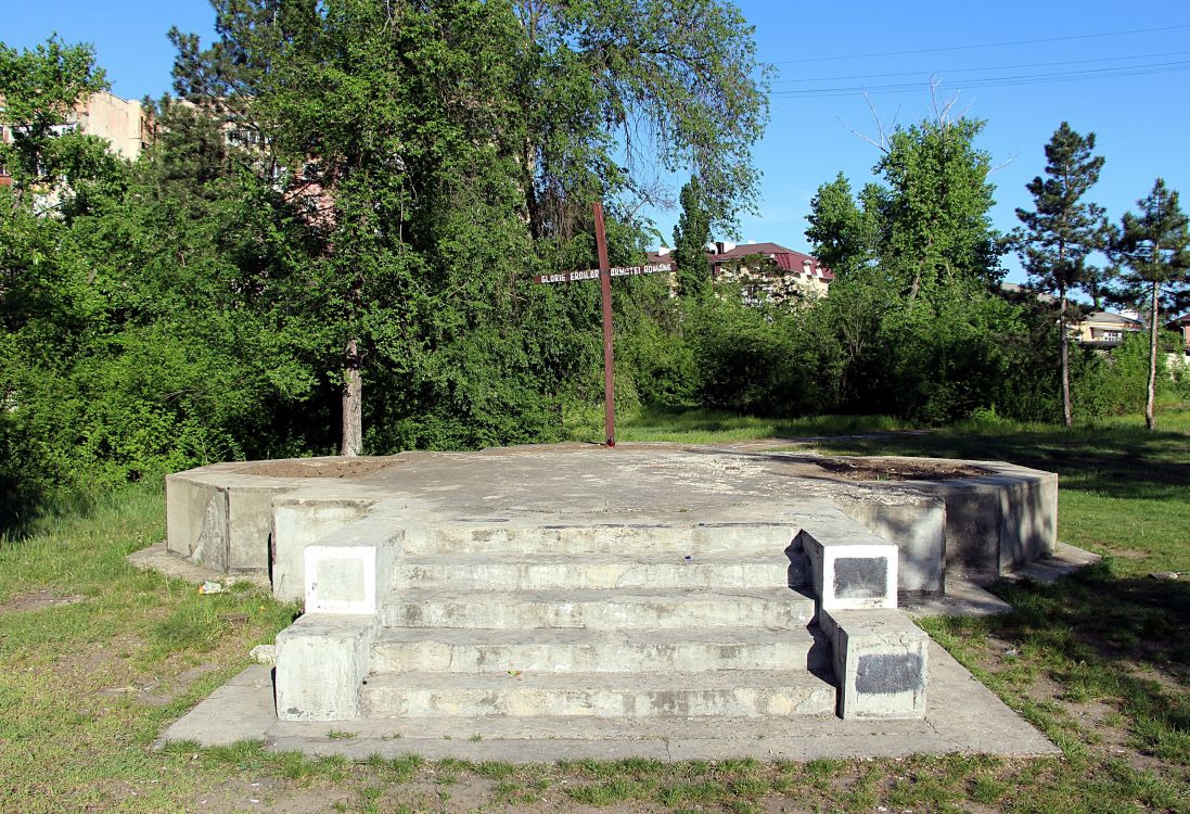 Кишинёв. Неизвестная часовня на военном кладбище («Кладбище Героев»). архитектурные детали