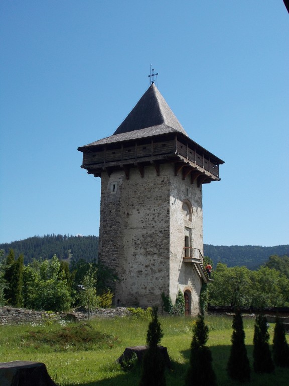 Мэнэстиря-Гуморулуй. Монастырь Гумор. дополнительная информация, Башня несохранившейся северной стены