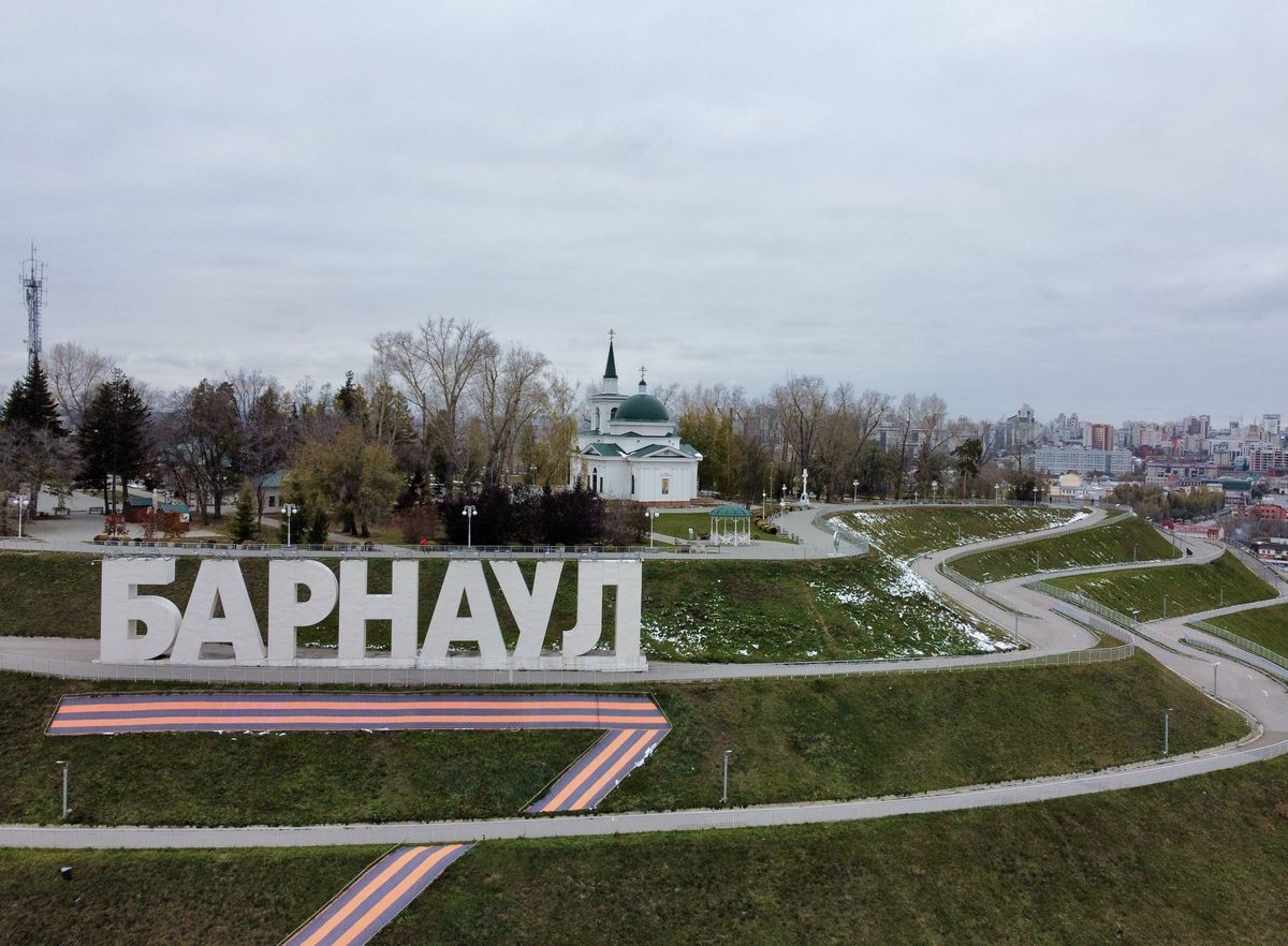 Церковь Иоанна Предтечи в Нагорном парке, Барнаул (Барнаул, город, Алтайский край). общий вид в ландшафте, Храм в Нагорном парке со стороны р. Обь
